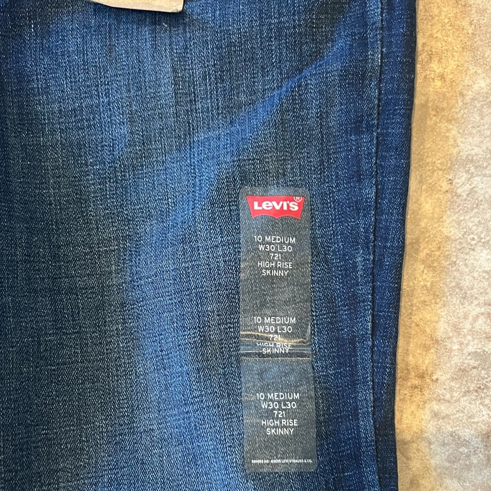 Brand new women’s Levi’s - Picture 2 of 6
